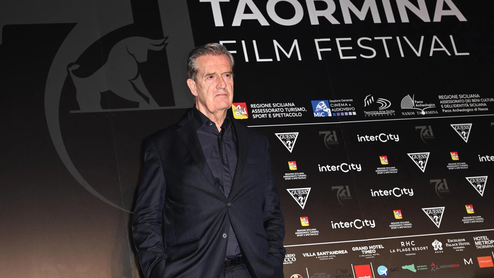 Rupert Everett “fatto fuori” da Emily in Paris: “Nella quinta stagione non ci sarò, ho litigato”