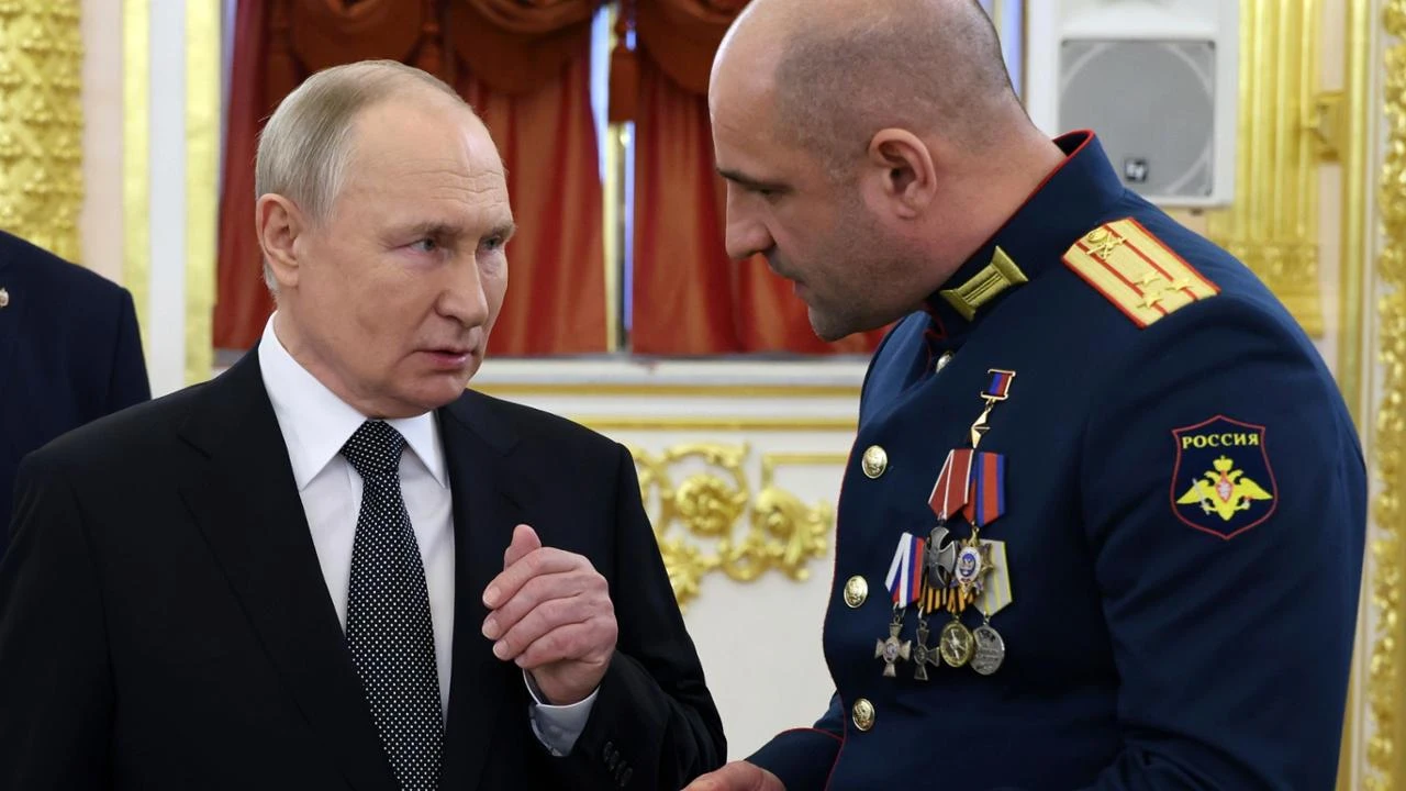 Putin annuncia che si candiderà alle presidenziali. E lo fa in un incontro con i militari