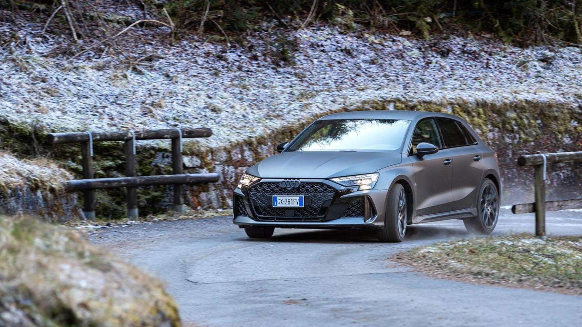 Audi RS3 Sportback si rifà il trucco, la prova sulla neve