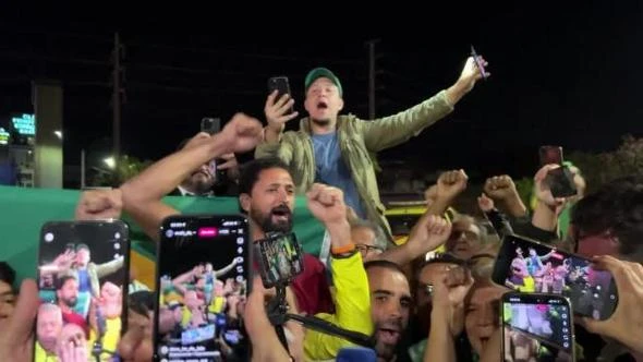 Bolsonaro ai domiciliari, i sostenitori in piazza minacciano di bloccare il Paese