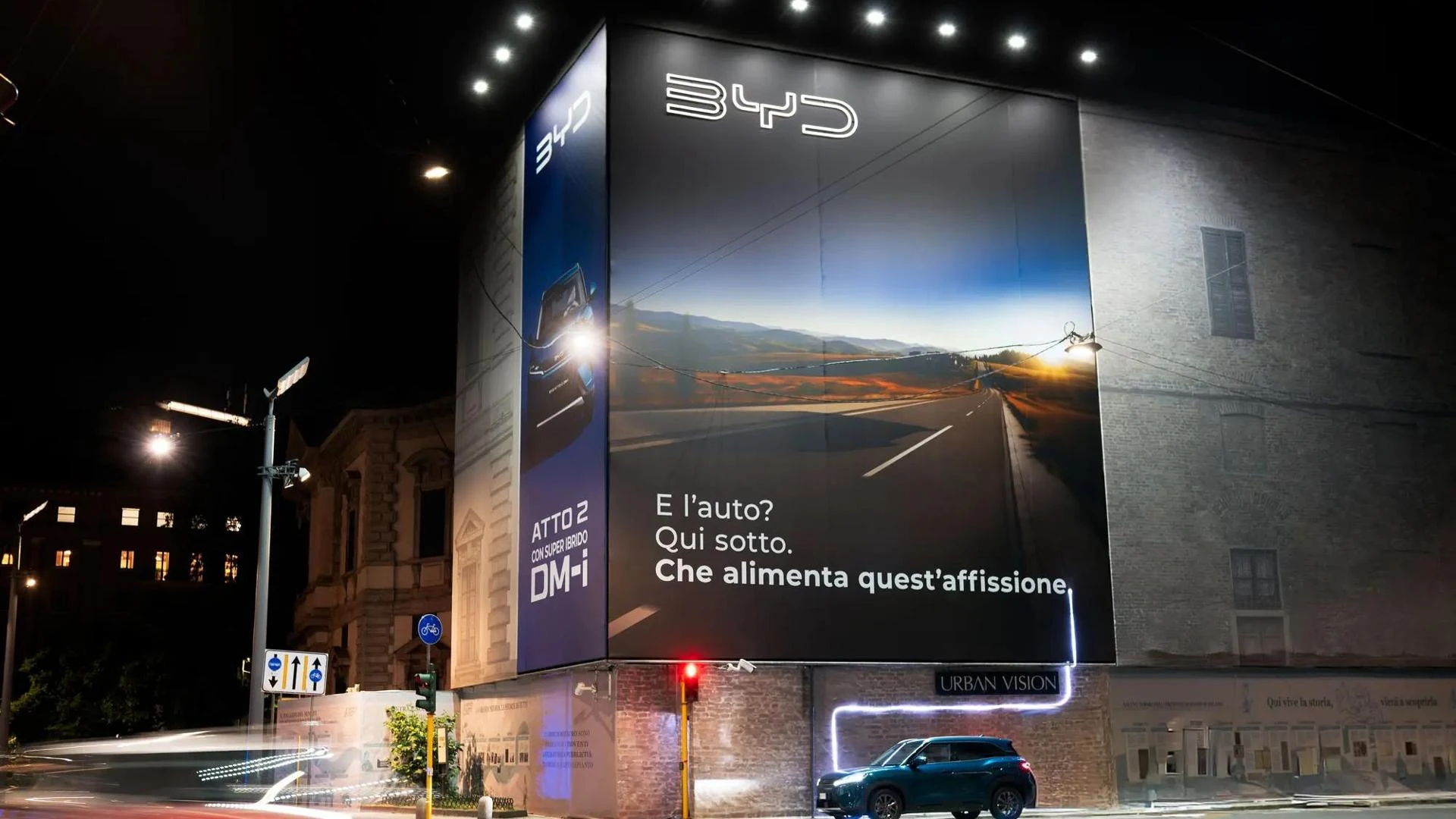 BYD illumina Milano con un'installazione unica: l’auto che alimenta l’affissione