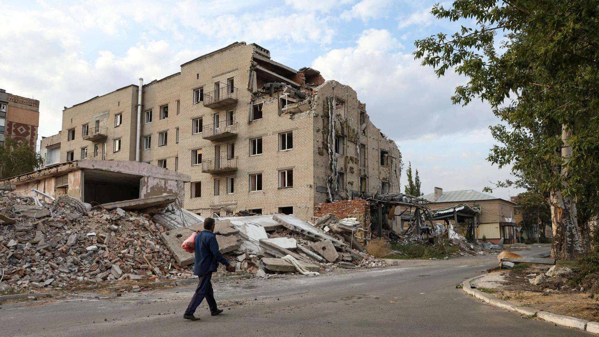 Guerra Russia Ucraina, le forze di Mosca a pochi chilometri da Pokrovsk. Kiev rivendica l’attentato al funzionario della centrale di Zaporizhzhia