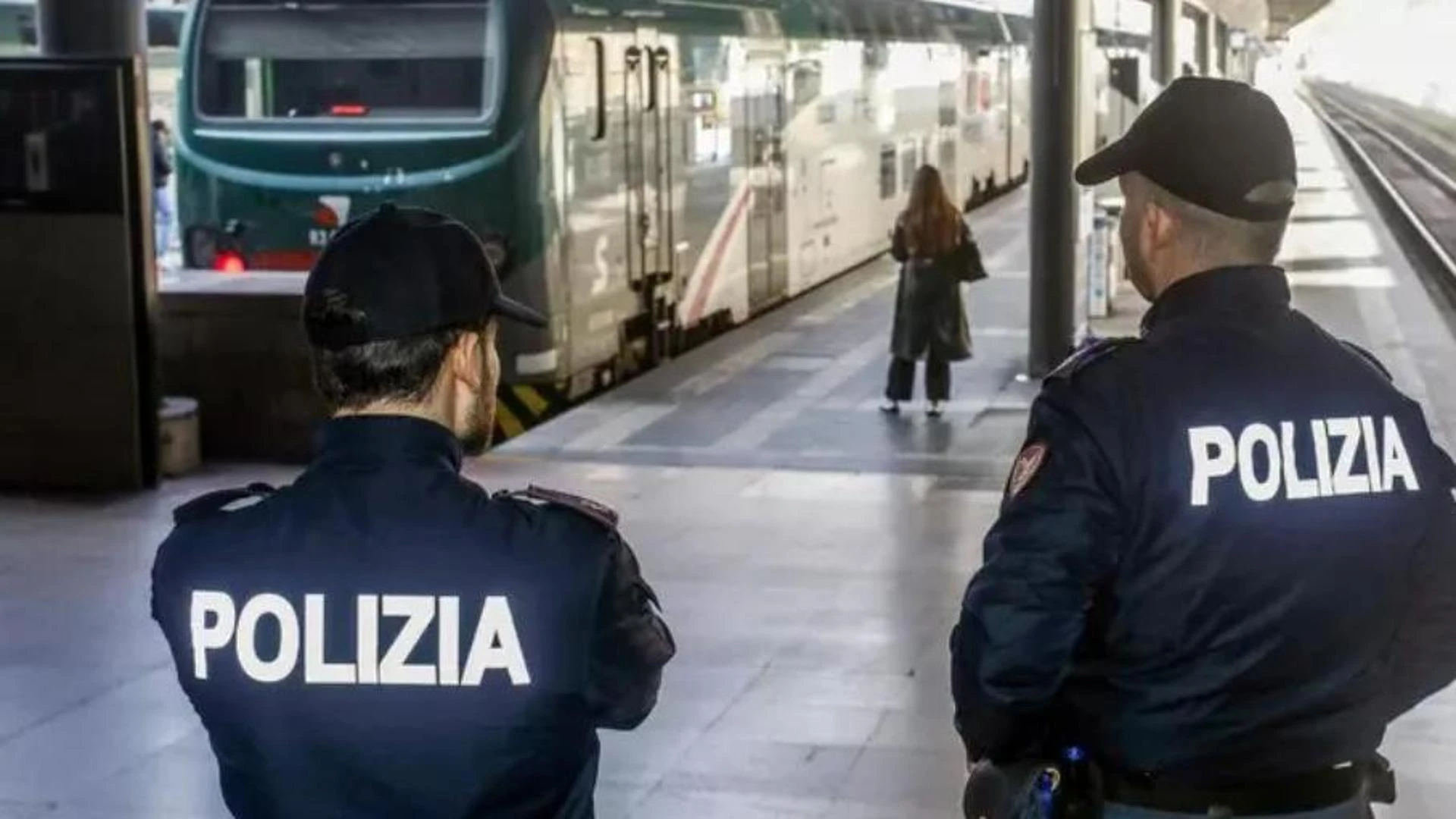 Milano, rissa tra dieci persone sulla banchina della stazione Certosa: 22enne morto accoltellato