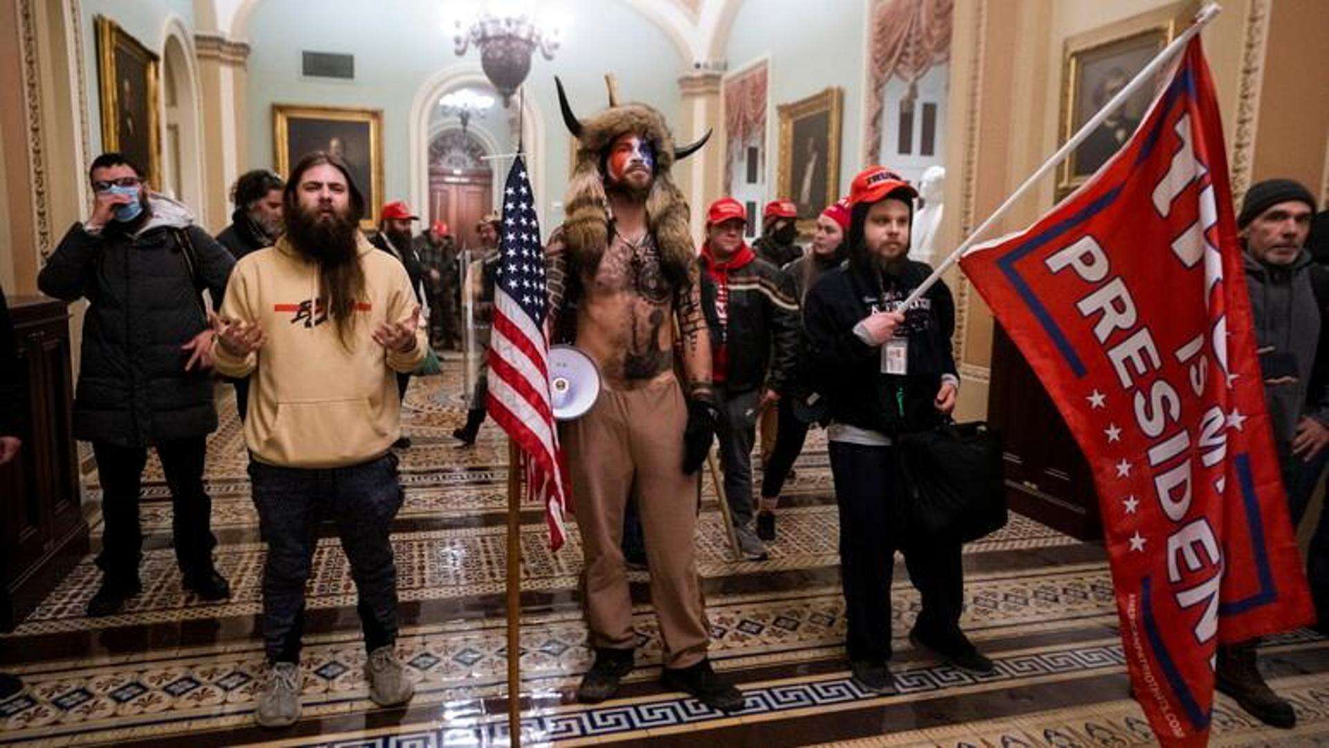 Tutti gli ordini esecutivi firmati da Trump. Subito la grazia ai rivoltosi di Capitol Hill