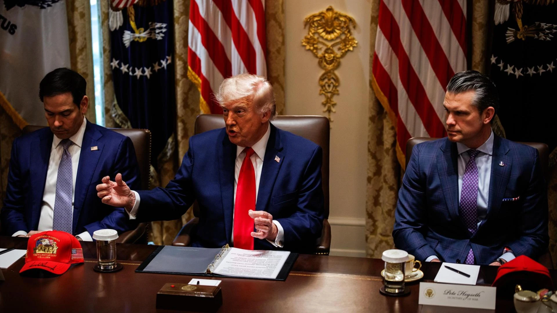 Trump: “L’Iran tratta allo stremo, non siamo ancora soddisfatti. Nessuno controllerà Hormuz”