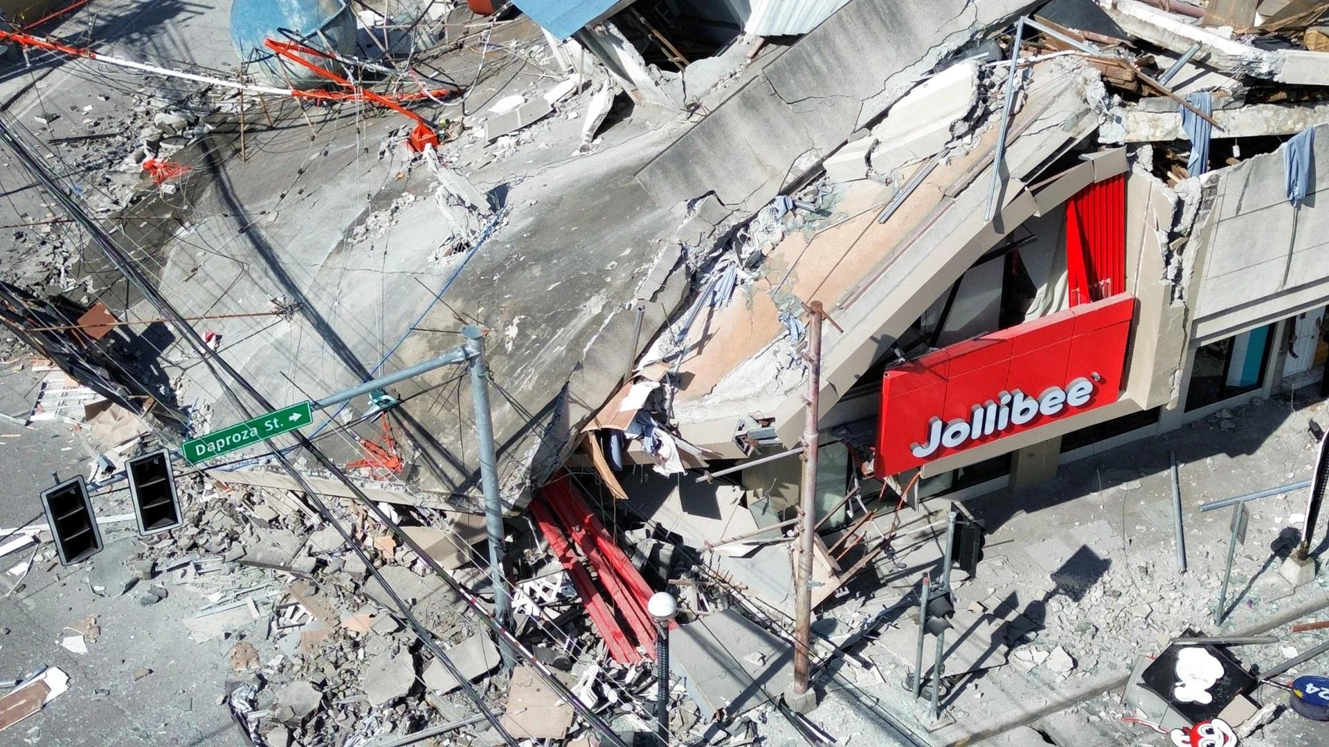 Filippine, terremoto di magnitudo 7.8, edifici crollati e onde tsunami