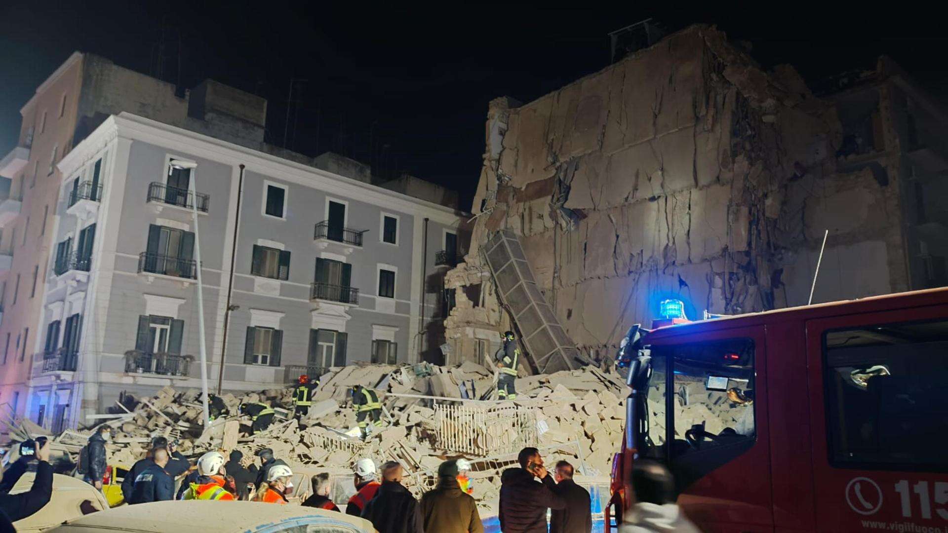 Palazzina pericolante e già sgomberata crolla a Bari. Si cercano eventuali vittime