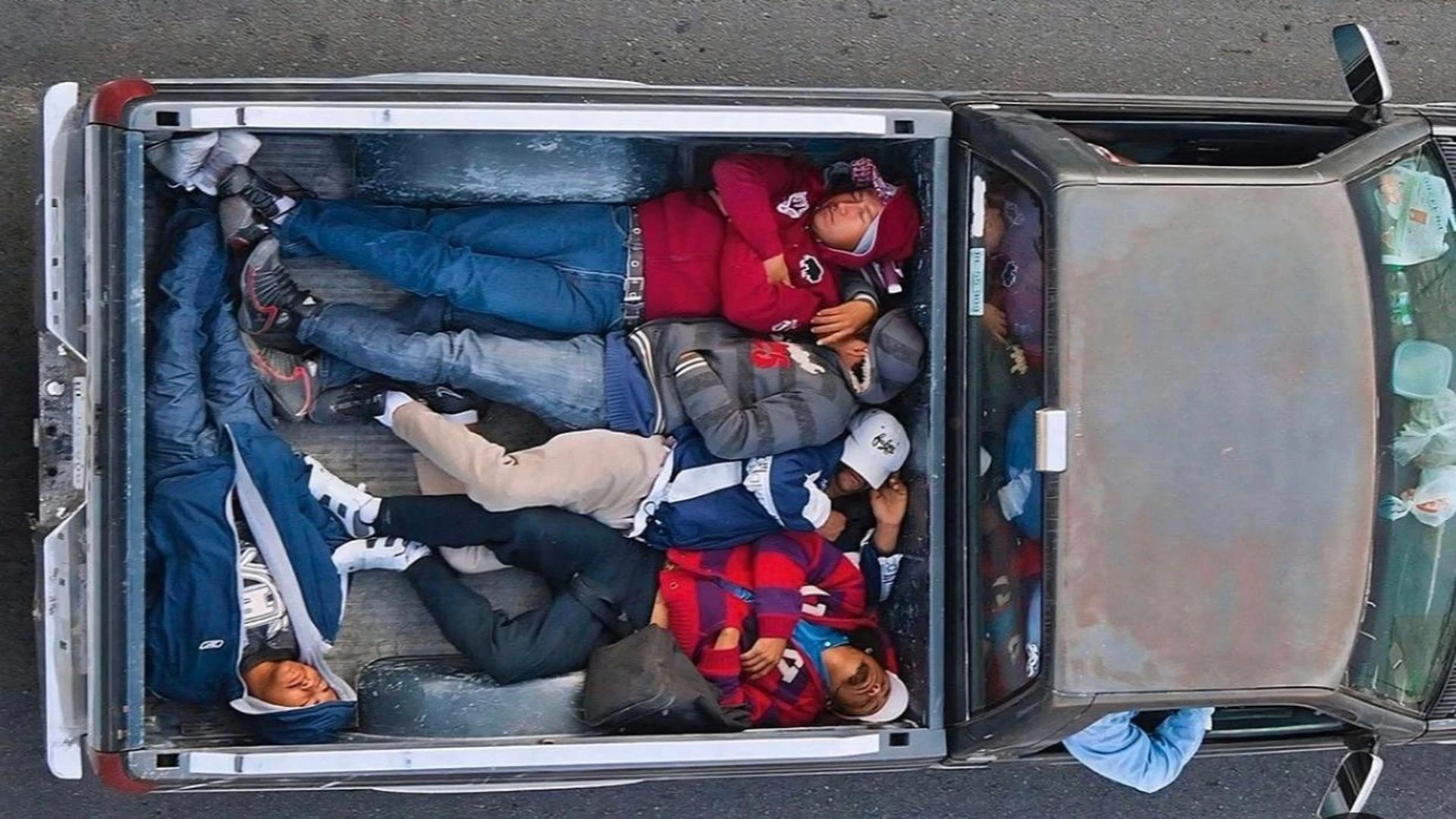 Carpoolers, l’umanità stipata nei pickup