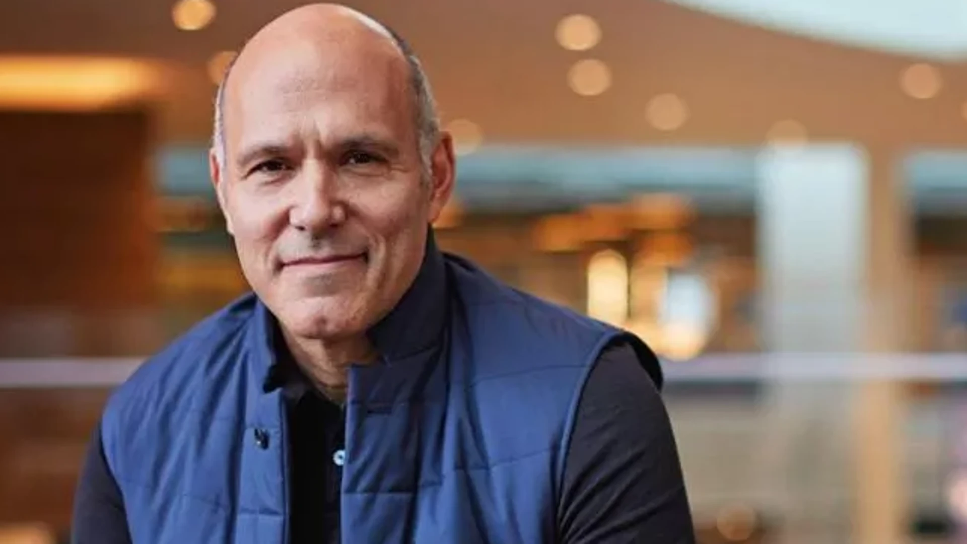 Chi è Peter Kern, il re del Brunello che ha salvato La Perla. Operaie in festa davanti alla fabbrica