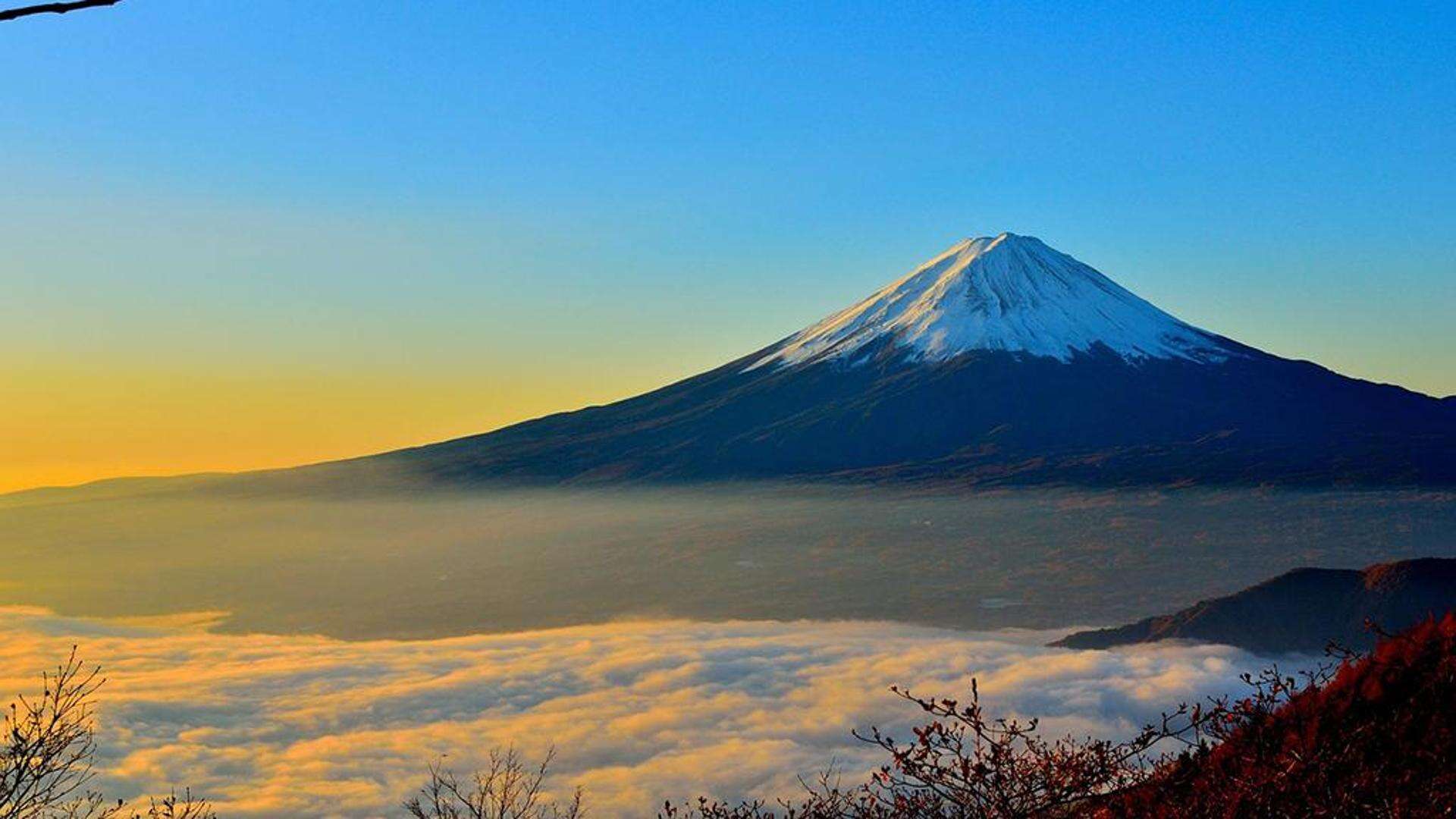 Il monte Fuji diventa a numero chiuso e inasprisce le regole: colpa dei troppi turisti incivili