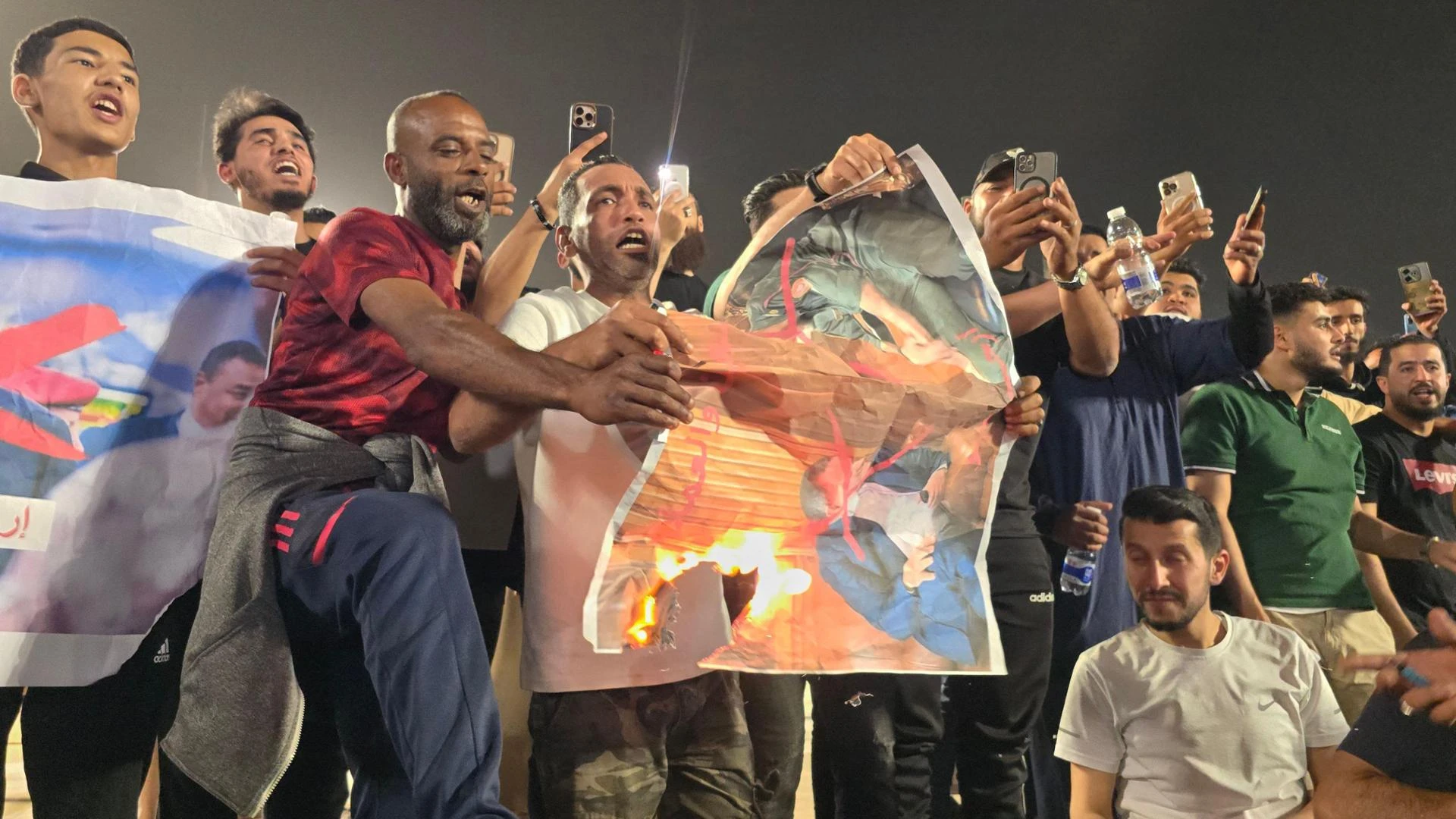 Libia, si infiamma la situazione a Tripoli. Farnesina al lavoro per riportare a casa 100 italiani