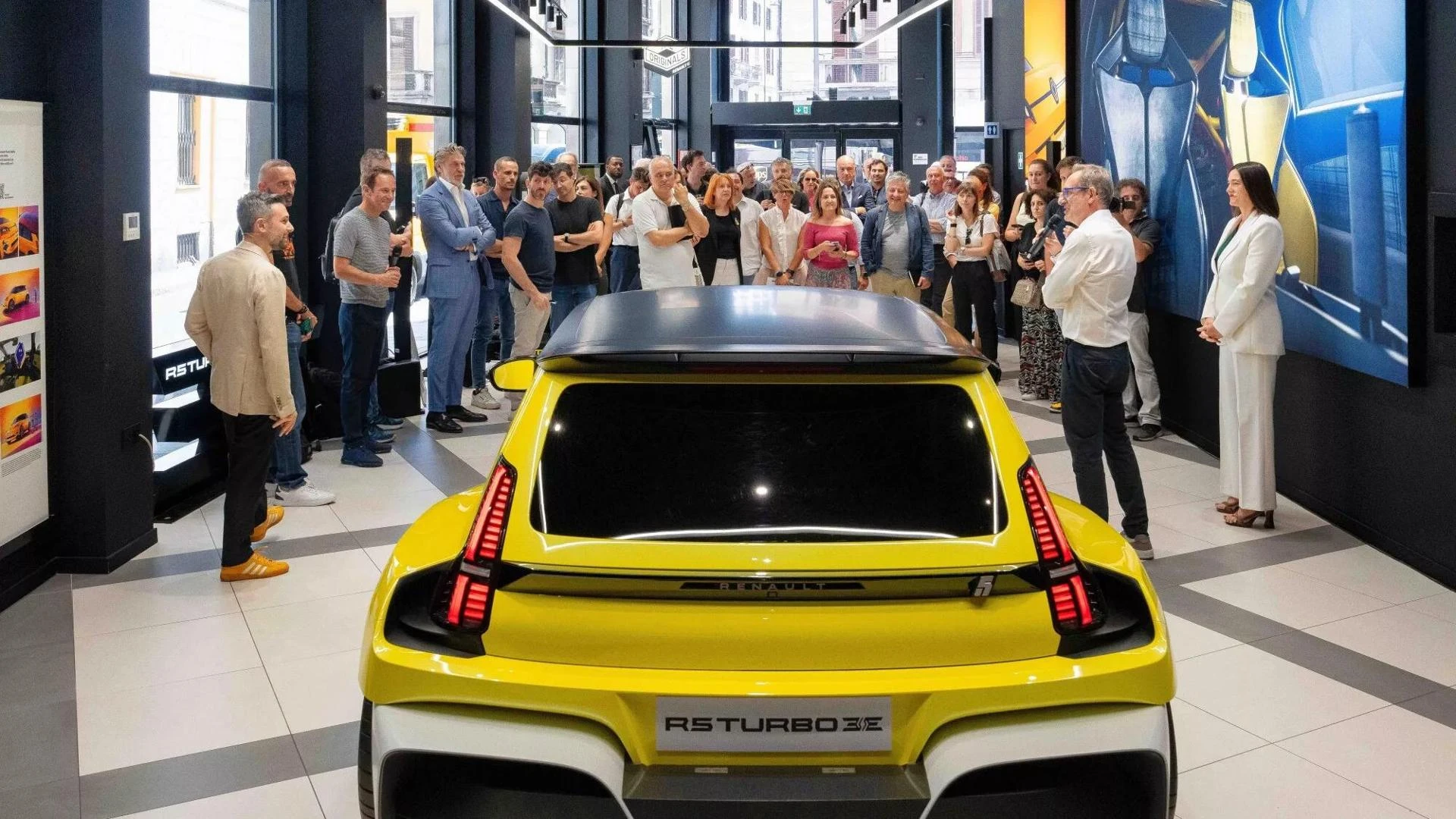 Renault 5 Turbo 3E, il debutto a Milano