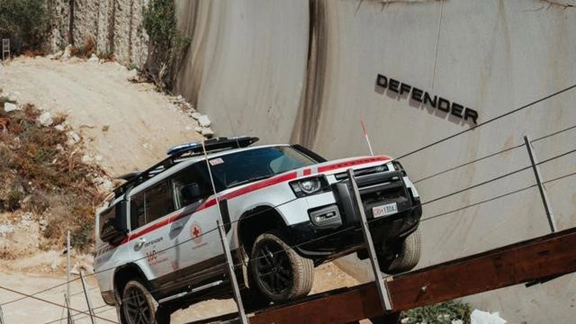 Land Rover, una Defender speciale per i 160 anni della Croce Rossa