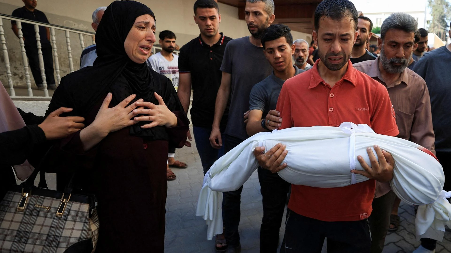 Trump pretende l'accordo su Gaza e difende Netanyahu. Ancora raid nella Striscia