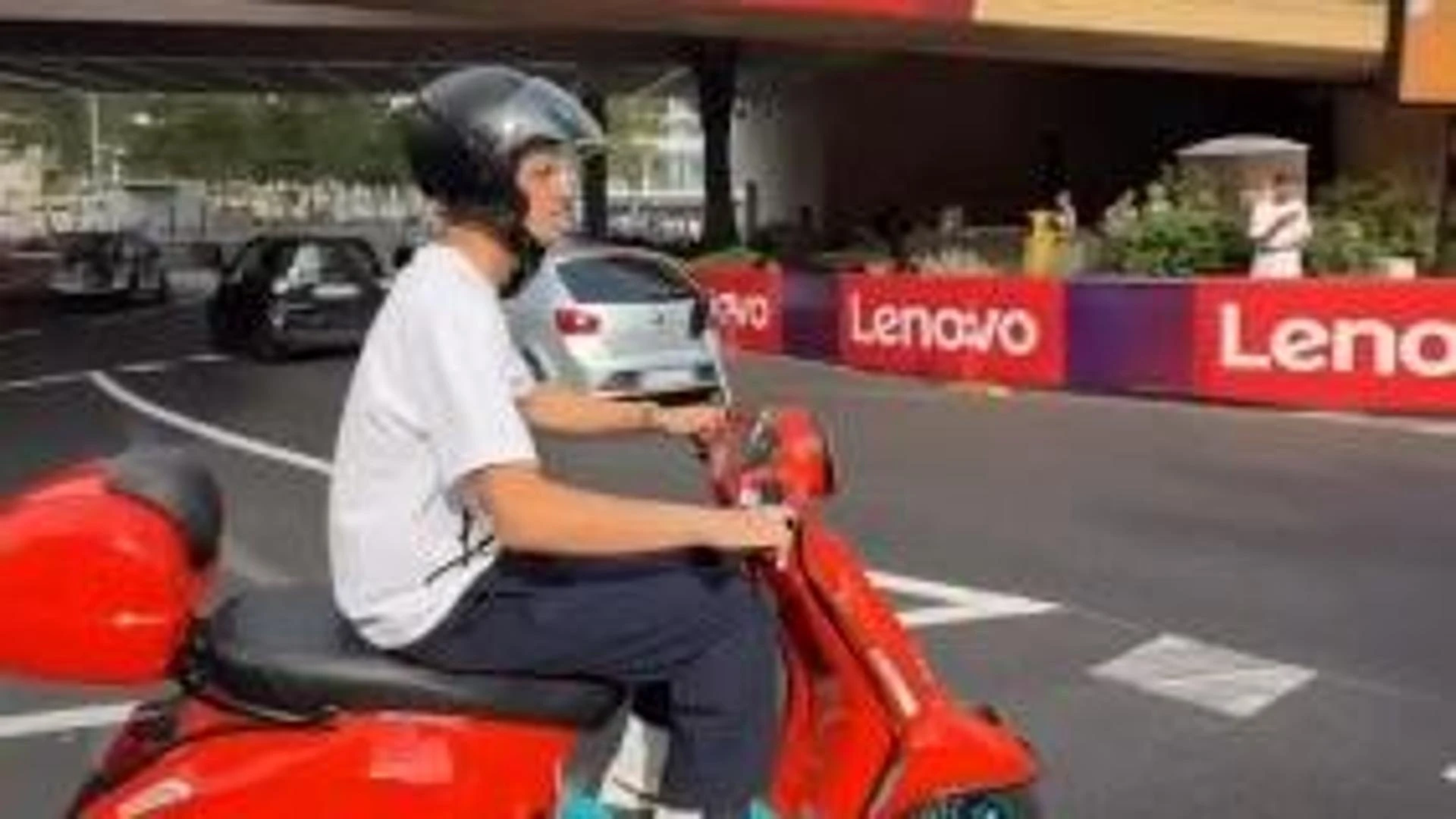 Sinner gira in Vespa a Montecarlo, mentre Alcaraz si gode spiaggia e mare
