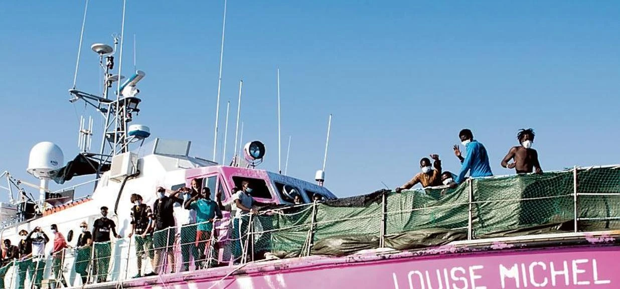 Migranti, la nave di Banksy a Pozzallo con 68 persone salvate