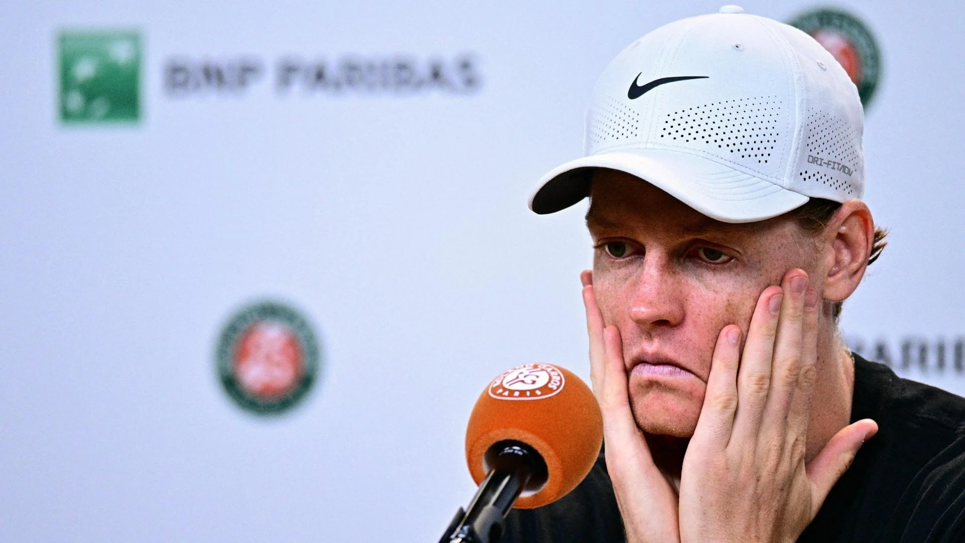 Sinner e la sconfitta al Roland Garros: “Il caldo non c’entra. È un ko difficile da accettare”