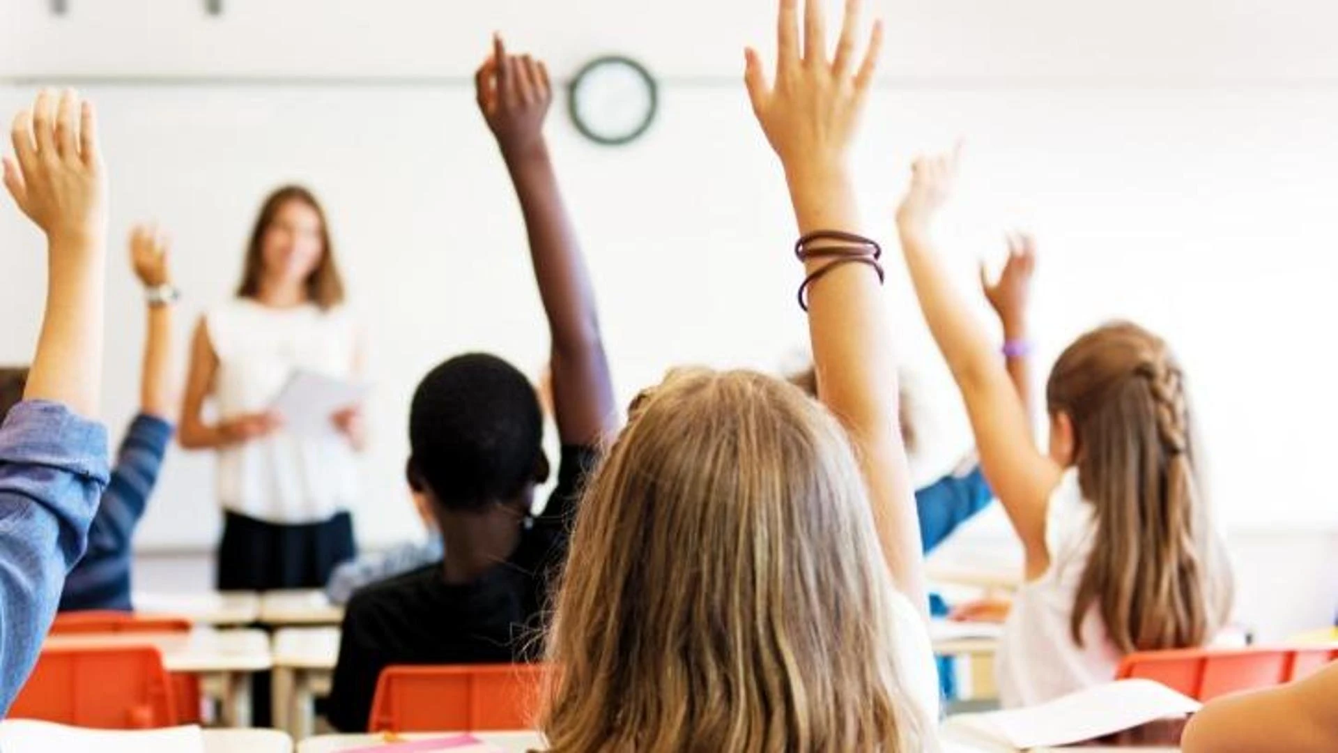 Scuola, il ministro Valditara firma il decreto: “Assumeremo 54mila docenti entro settembre”