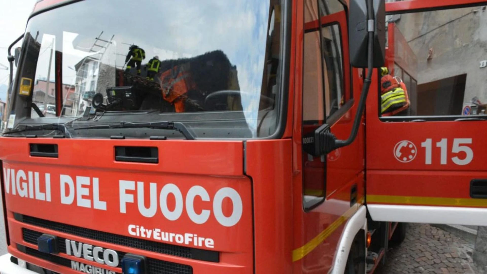 Auto in fiamme nel Cosentino, dentro quattro cadaveri: forse sono migranti