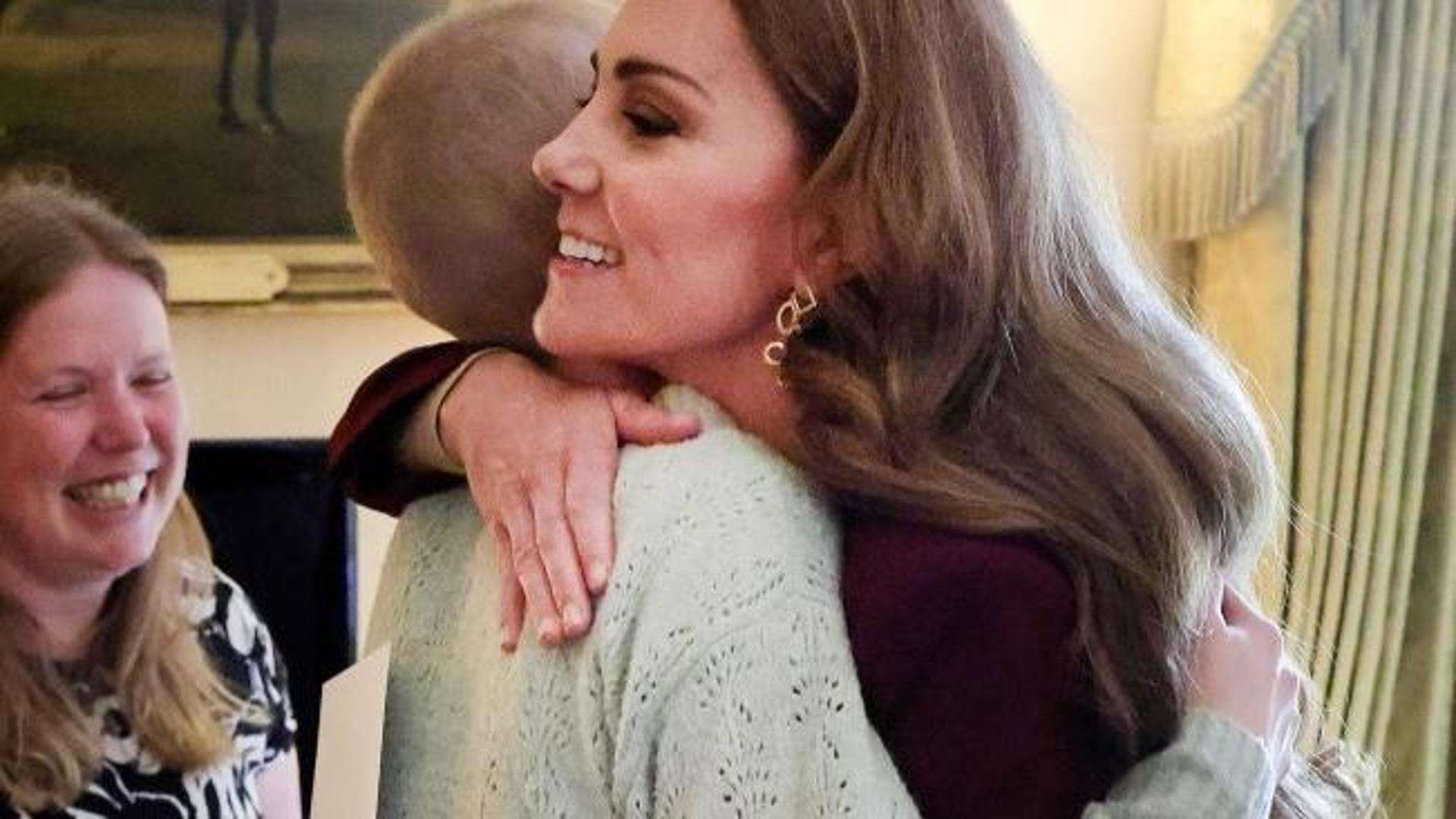 Liz Hatton, morta la ragazza che ispirò Kate Middleton nella lotta al cancro. L'abbraccio fece il giro del mondo