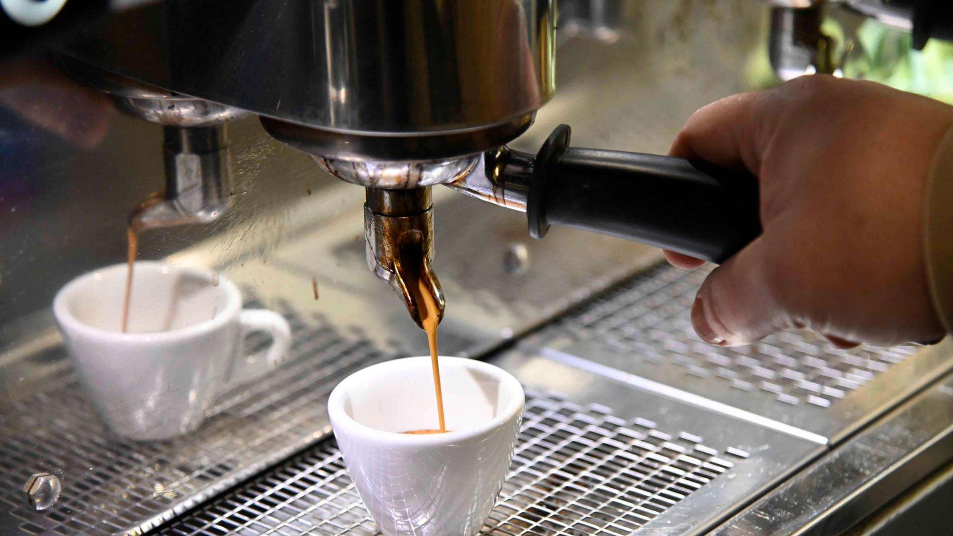 Prezzi sempre più alti negli ultimi 3 anni: burro su del 49%, tazzina di caffè +43%, cioccolato +27%