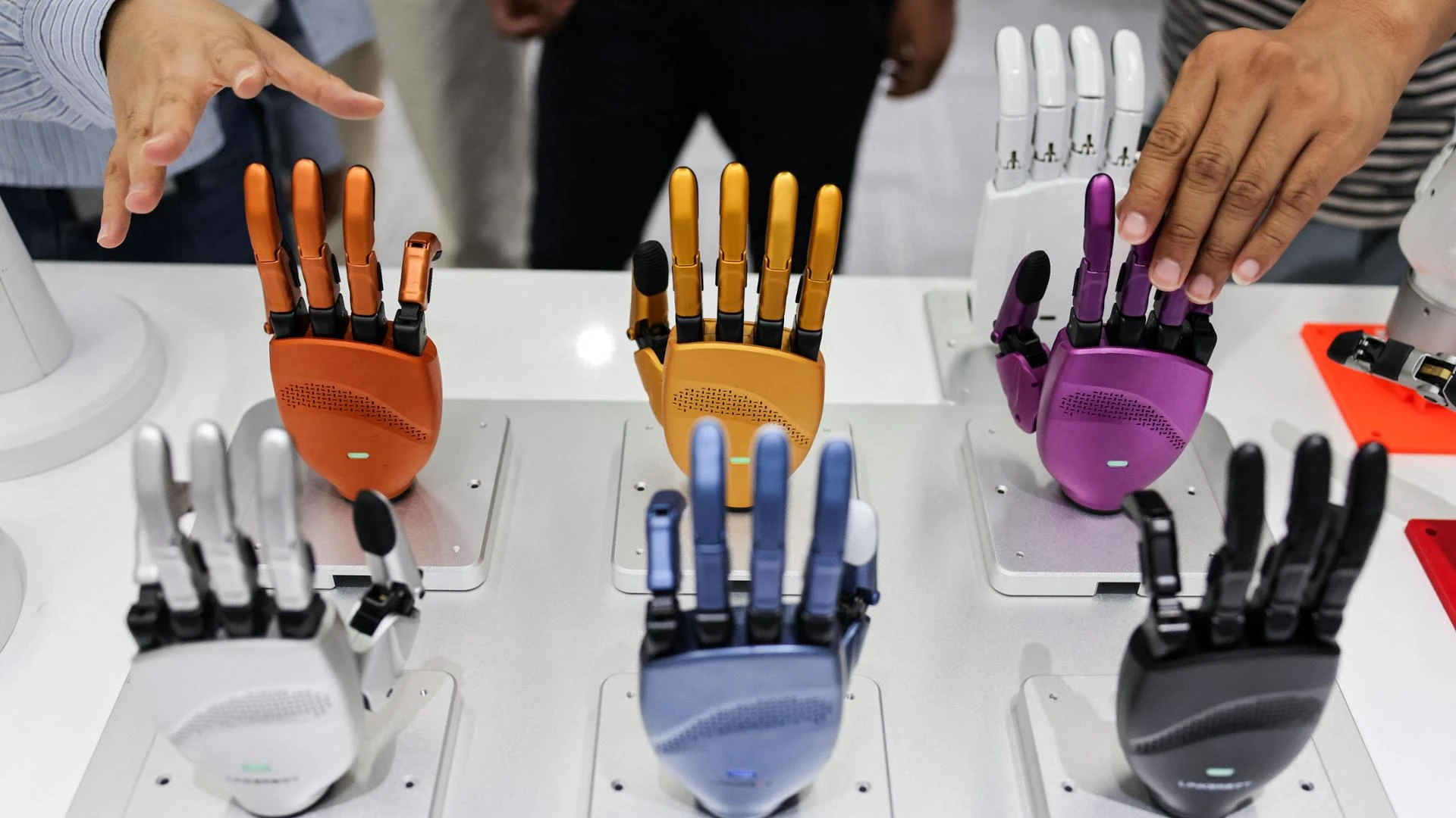 L’auto scommette sui robot. E sulle sue mani