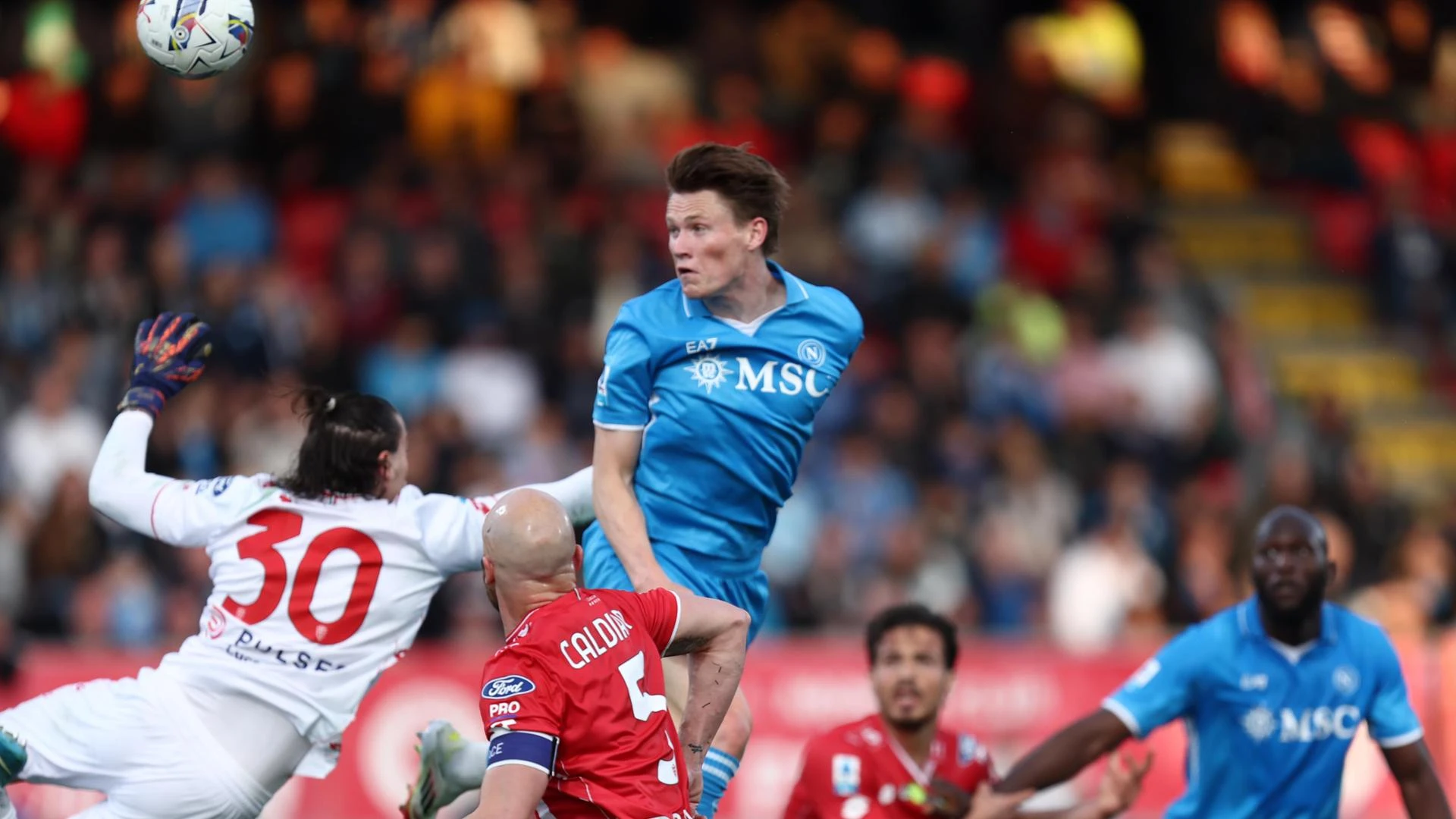 Festa Napoli: vince 0-1 a Monza e aggancia l'Inter in testa
