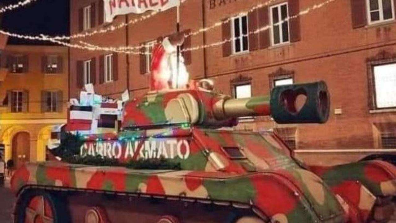 Modena, Babbo Natale sul carro armato: polemiche in piazza per l’installazione patrocinata dal Comune