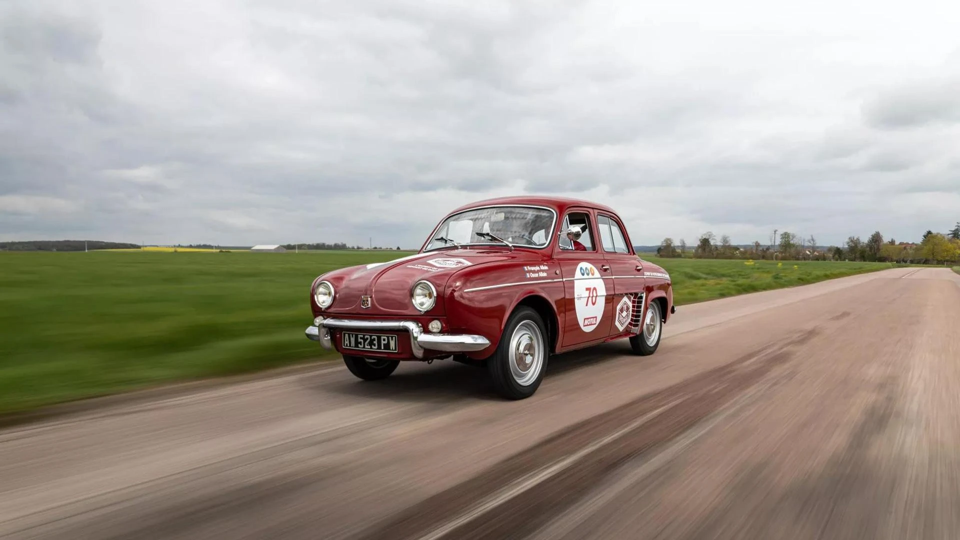 Renault riporta la Dauphine Gordini sulle strade del Tour