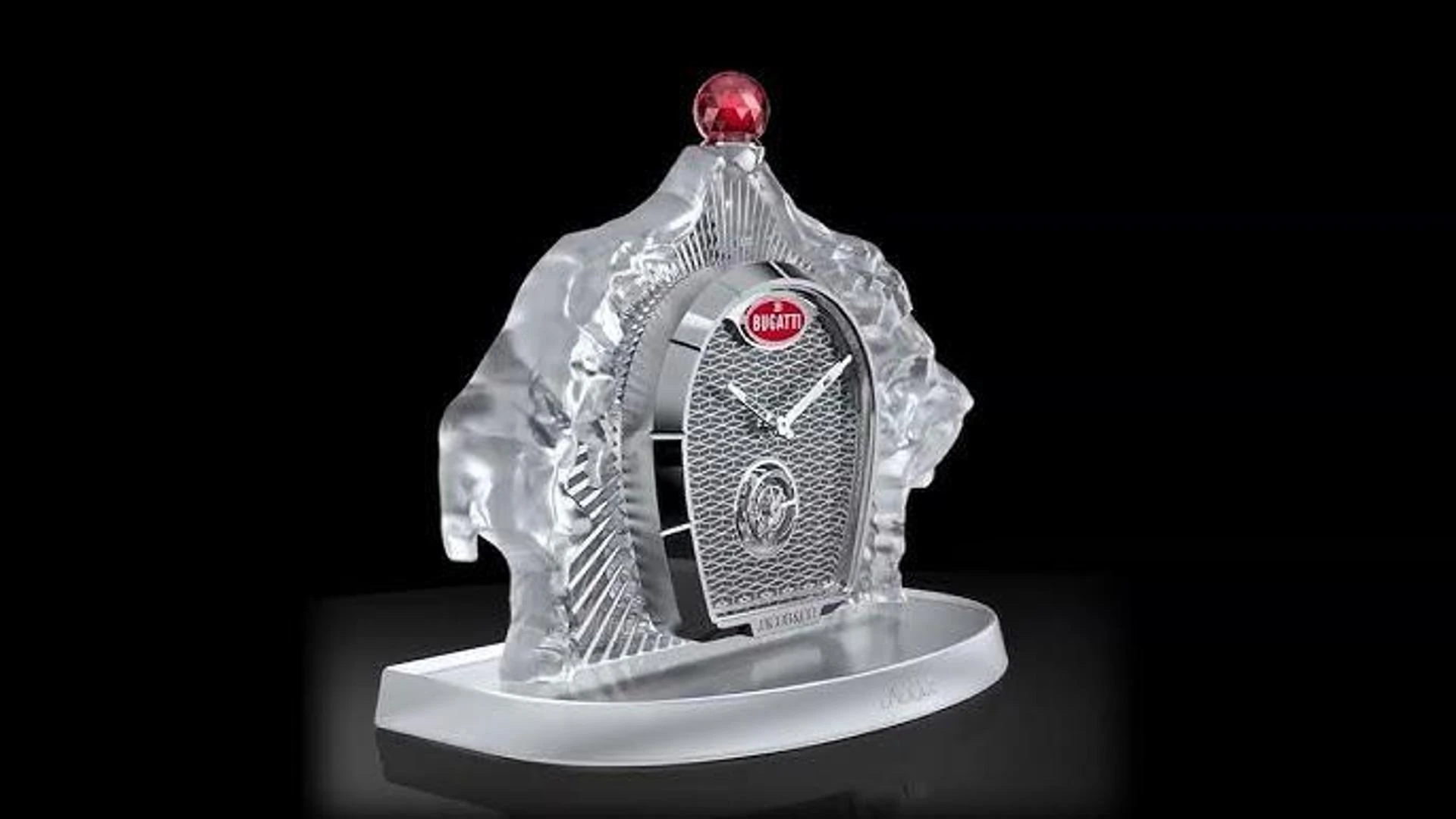 Bugatti stupisce ancora: ecco Calandre, l’orologio da tavolo griffato Jacob & Co. e Lalique