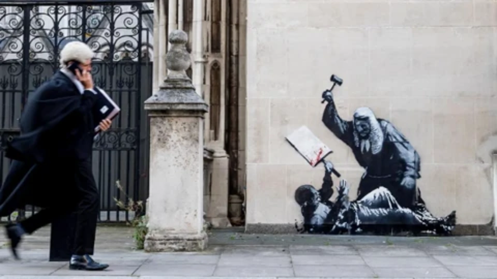 Londra, la nuova opera di Banksy sarà rimossa dalla Royal Courts of Justice