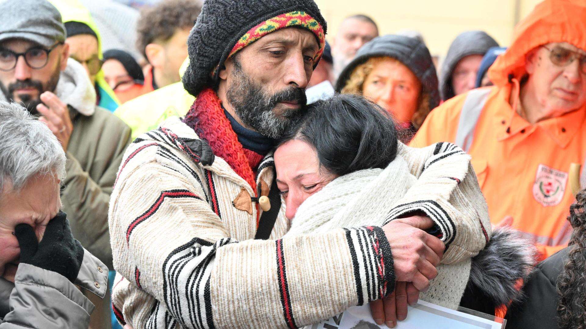 17enne ucciso a Campi Bisenzio, due giovani si picchiano al funerale: spunta un coltello