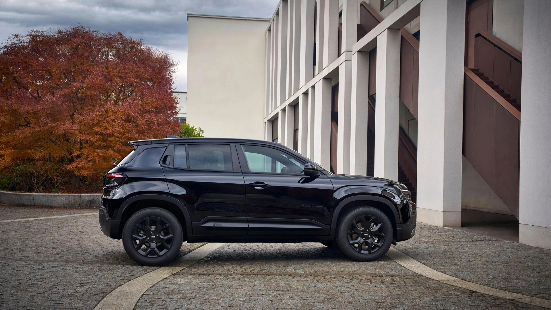 Jeep Avenger Black Edition, il nero va di moda