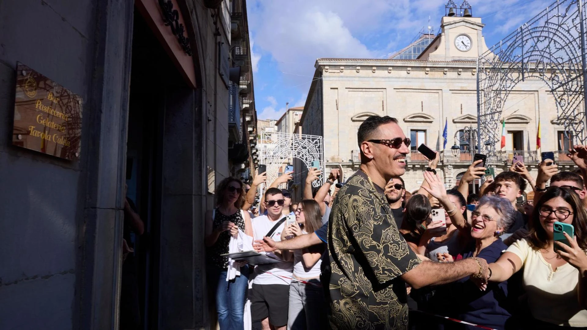 Marracash si racconta in un docufilm: “Il successo? Devastante. Ho cercato di non perdere la testa”