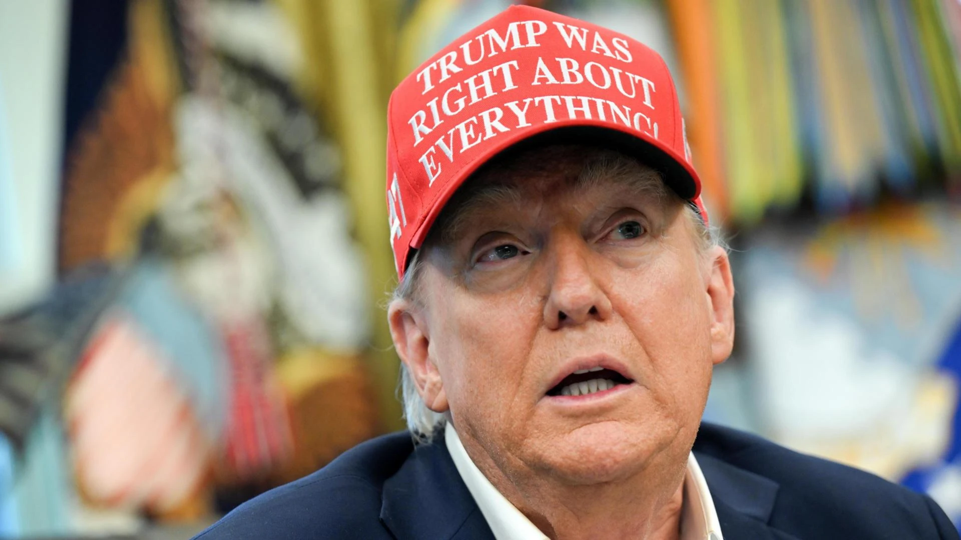 Senza cravatta e con il cappellino “Avevo ragione su tutto”: il look di Trump allo Studio Ovale