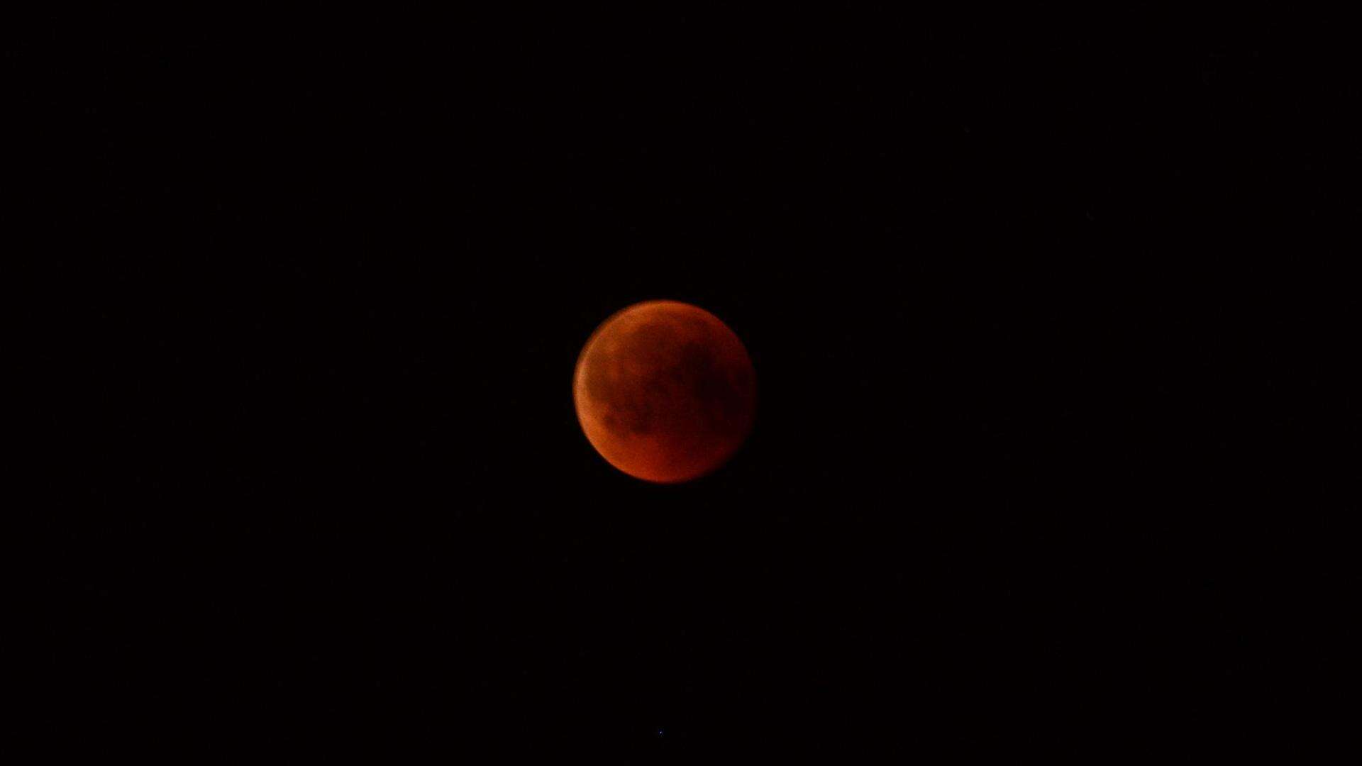 La luna si tinge di rosso durante eclissi totale: ecco i Paesi che la possono ammirare