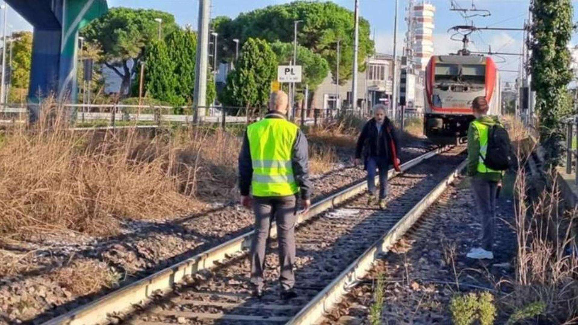 Ragazzina uccisa dal treno a Padova, indagati due macchinisti. Ma le riprese rivelano che la sbarra era abbassata