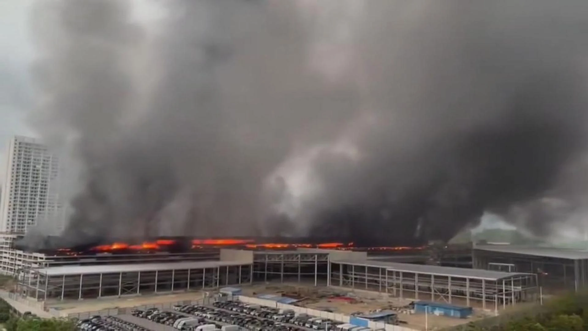 Fiamme e sospetti per l’incendio in Cina, ma l’auto elettrica non c’entra