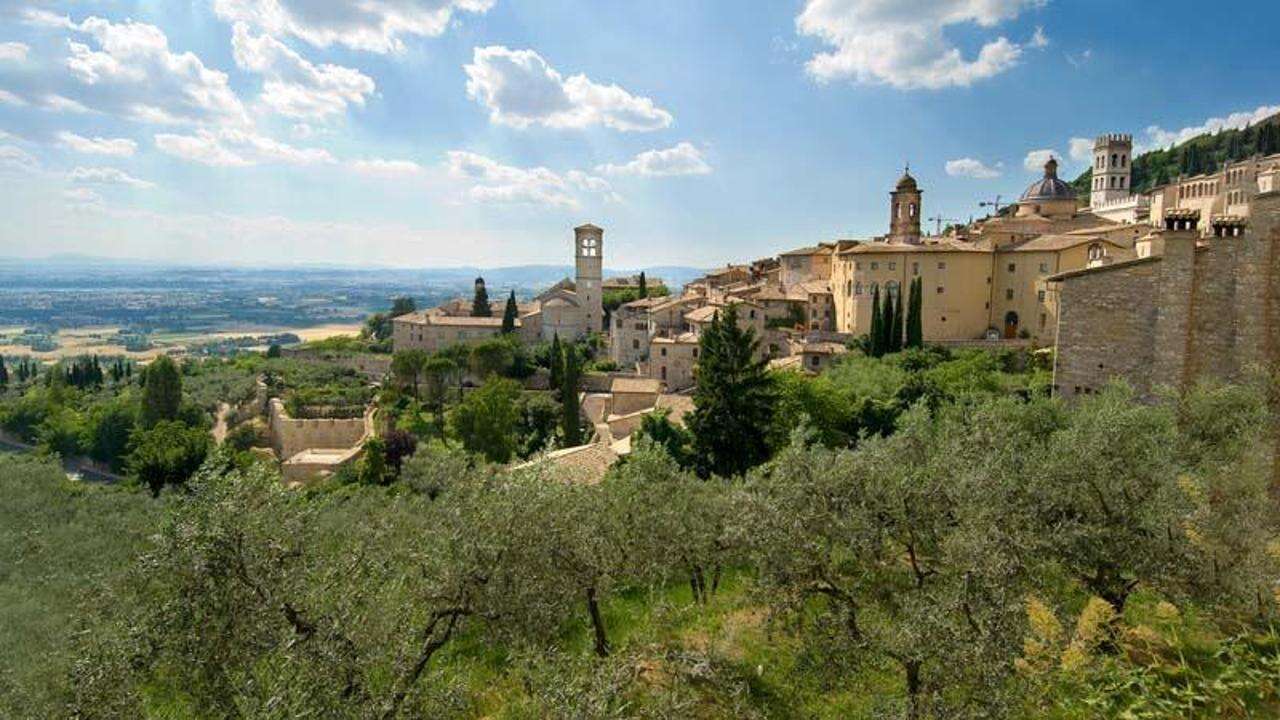 In Umbria i frantoi aprono ai turisti e l’olio nuovo diventa occasione di scoperta della regione. Idem sul Garda trentino