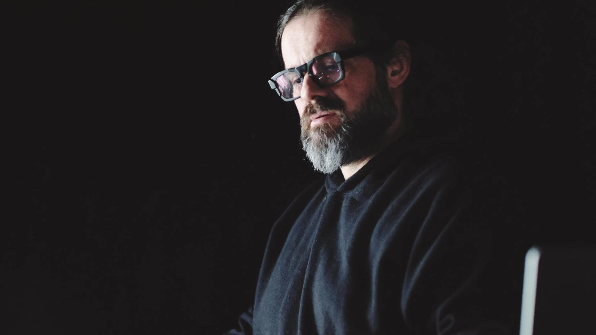 Alessandro Cortini: “L’intelligenza artificiale ruba l’anima della musica”