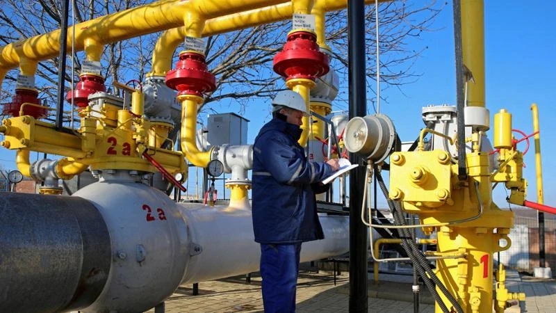 Stop alle importazioni di gas e petrolio dalla Russia: il piano Ue per tagliare i ponti con Mosca