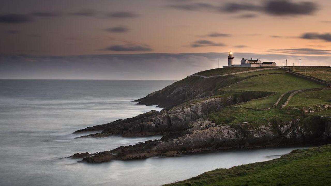 Dormire in una “casa di luce” sulla costa d’Irlanda per immergersi nel misterioso fascino dei grandi fari