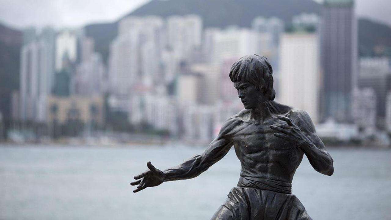 A 50 anni dalla morte, la Hong Kong di Bruce Lee tra storia, mito e set cinematrografici