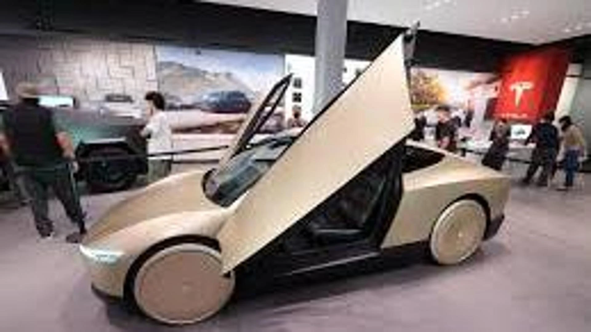 Tesla prova il rilancio: dalla California l’ok per il “robo taxi”, ma servirà tempo per l’utilizzo