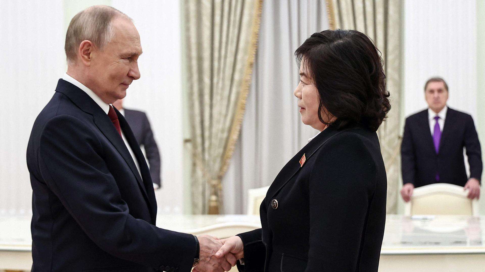 Kiev: “Scontri tra le nostre truppe e i nordcoreani a Kursk”. Putin riceve al Cremlino la ministra di Kim