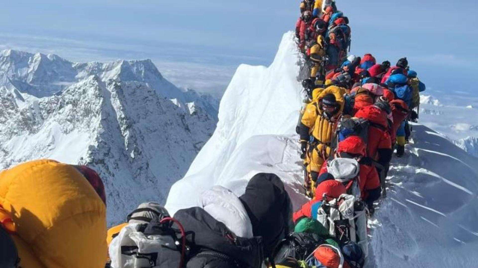 Everest, aumenta il prezzo del biglietto per scalare la vetta più alta della Terra: si sborserà fino a 15mila dollari