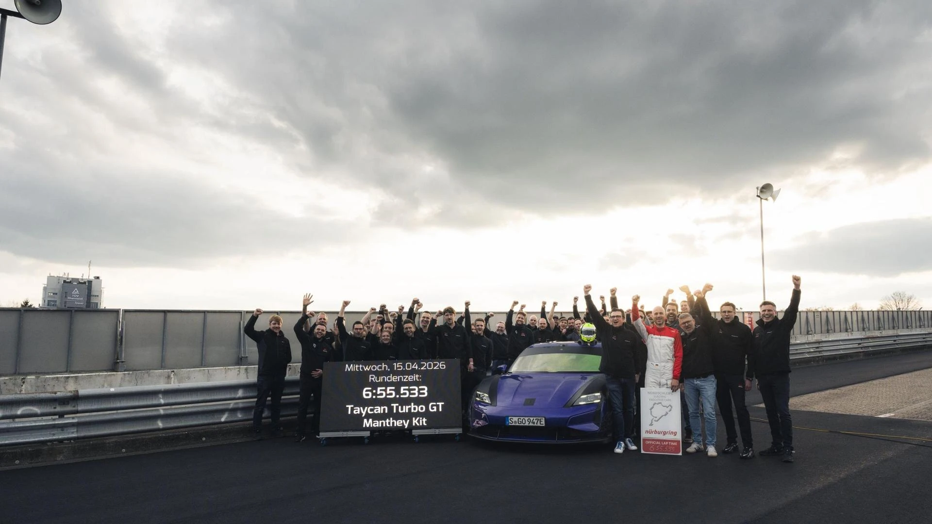Porsche Taycan Turbo GT, col kit Manthey fa il record al Nürburgring