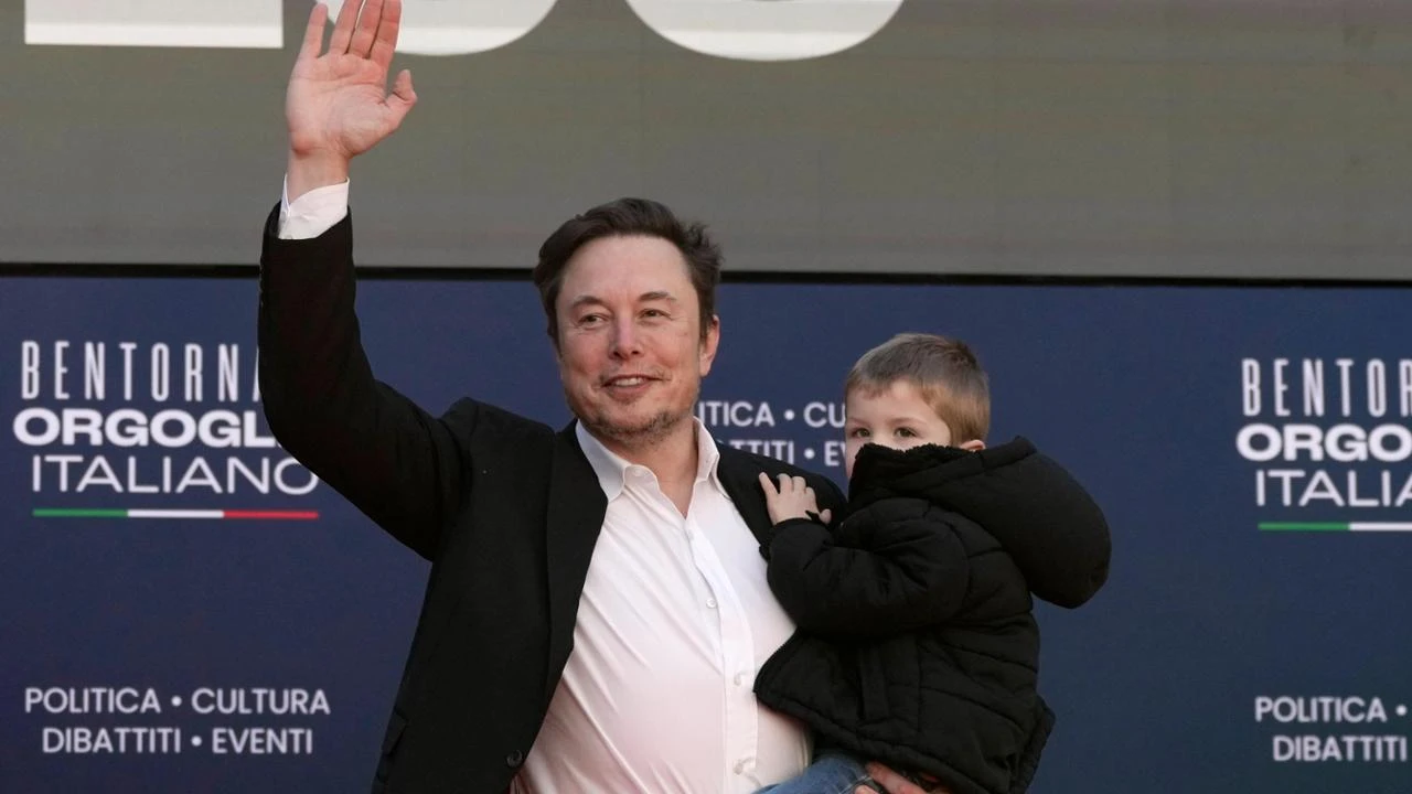 Musk e Meloni di cosa hanno parlato nei 45 minuti di colloquio e quel figlio in braccio al capo di X che dal palco dice: “Fate figli”. Le opposizioni: “Ipocriti”
