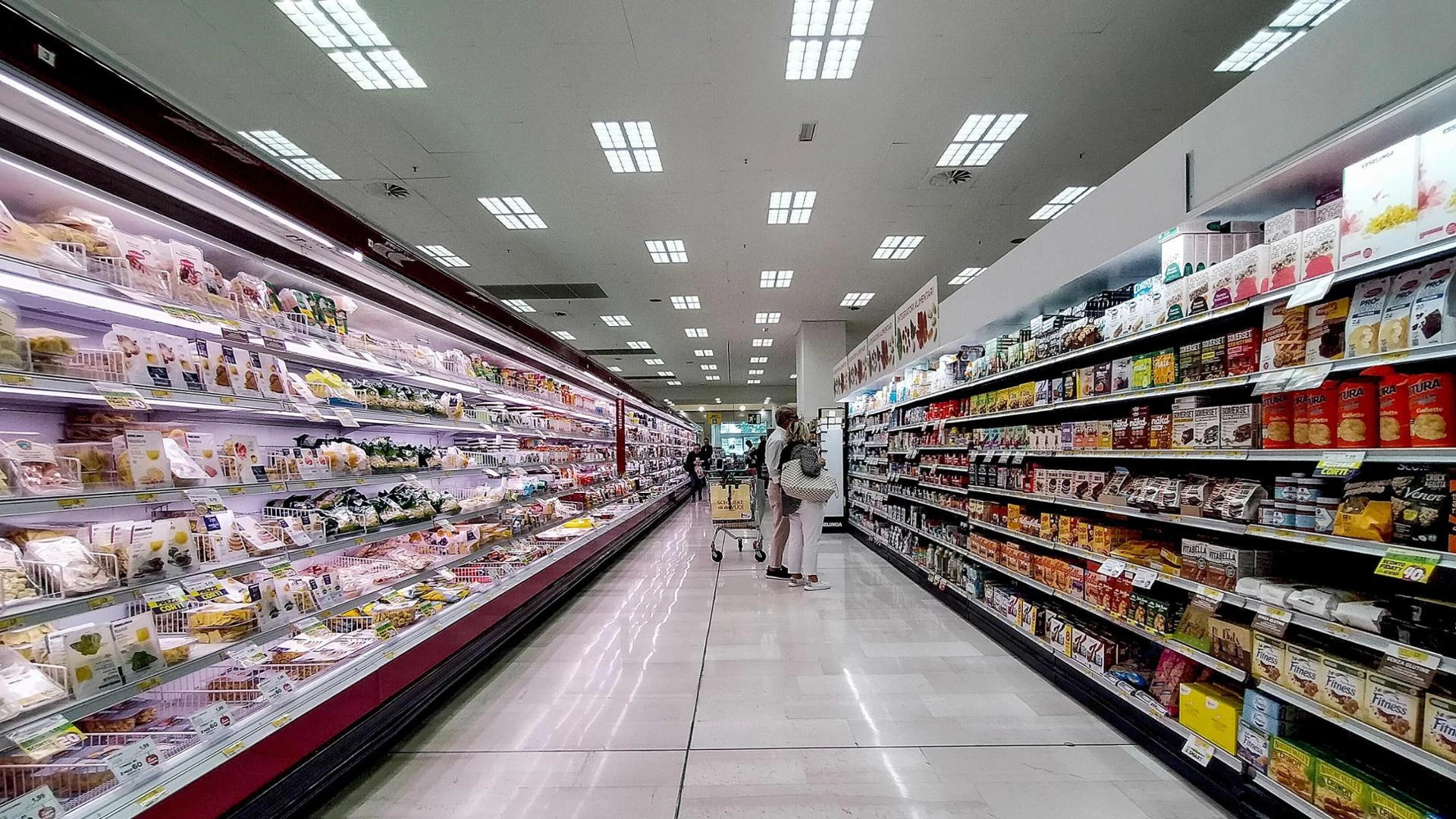 Allarme povertà, una famiglia su tre costretta a tagliare la spesa alimentare