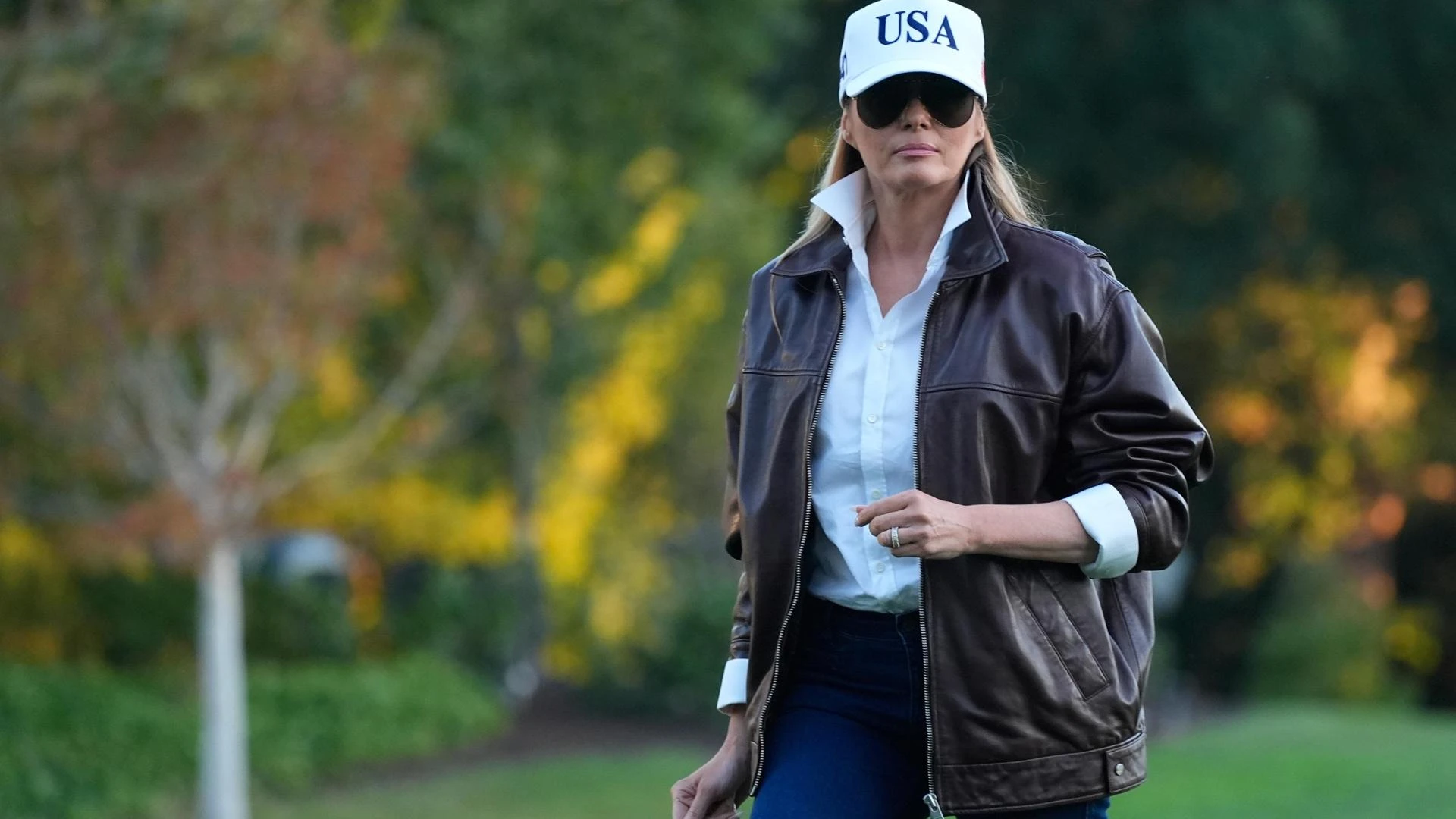 Epstein, casa editrice inglese cancella da un libro i “collegamenti” con Melania Trump